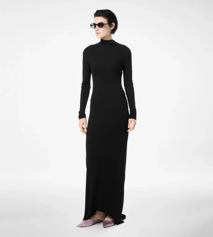 Asymmetrische avondjurk met lange mouwen en gedraaide rug Asymmetrische avondjurk met lange mouwen en gedraaide rug