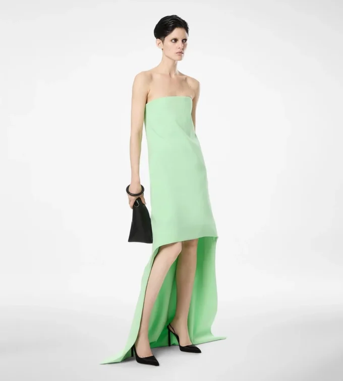 Asymmetrische strapless cocktailjurk van dubbele georgette stretchzijde Asymmetrische strapless cocktailjurk van dubbele georgette stretchzijde