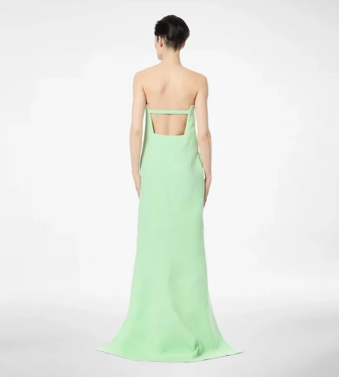 Asymmetrische strapless cocktailjurk van dubbele georgette stretchzijde Asymmetrische strapless cocktailjurk van dubbele georgette stretchzijde