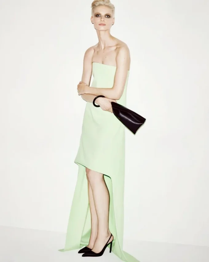 Asymmetrische strapless cocktailjurk van dubbele georgette stretchzijde Asymmetrische strapless cocktailjurk van dubbele georgette stretchzijde