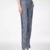 Broek van zijden georgette met borduursels van pailletten Broek van zijden georgette met borduursels van pailletten
