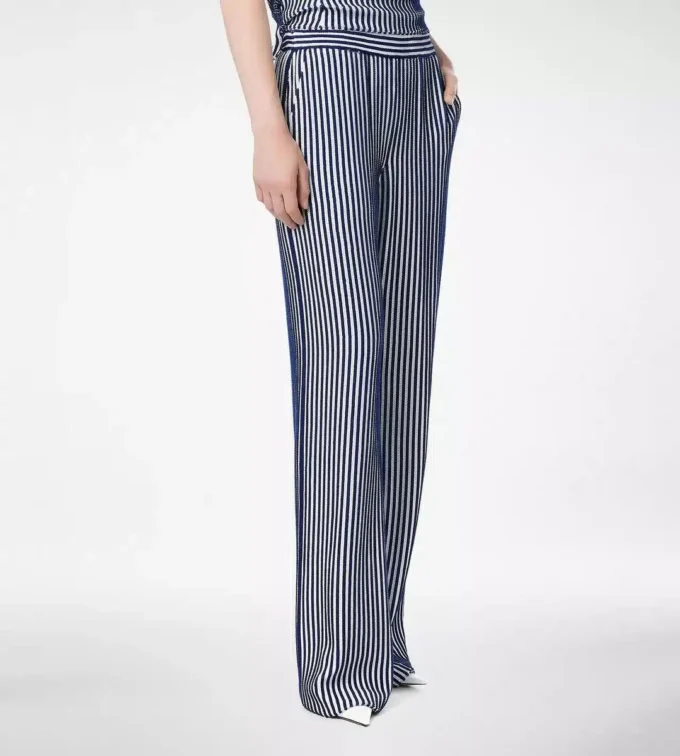 Broek van zijden georgette met borduursels van pailletten Broek van zijden georgette met borduursels van pailletten
