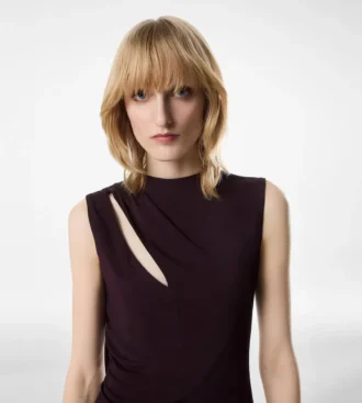 Cocktailjurk met uitsnijding en sjaal detail