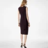 Cocktailjurk met uitsnijding en sjaal detail Cocktailjurk met uitsnijding en sjaal detail