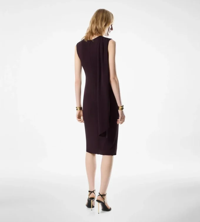 Cocktailjurk met uitsnijding en sjaal detail Cocktailjurk met uitsnijding en sjaal detail