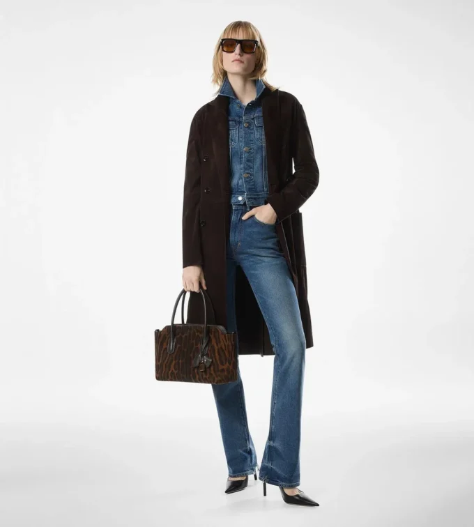 Dubbelrijige suède jas met riem Dubbelrijige suède jas met riem