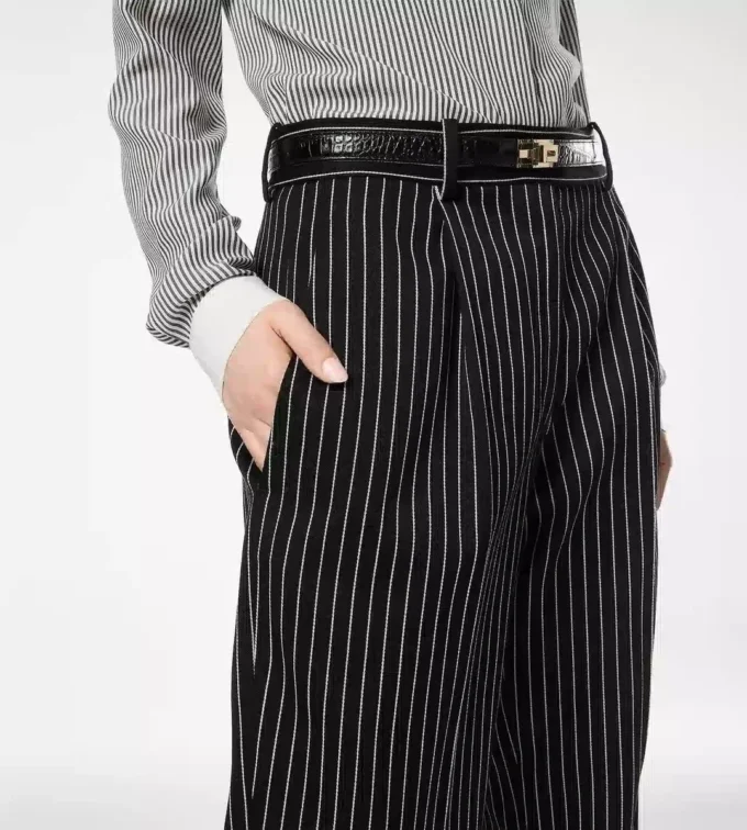 Gestreepte wollen katoenen Barathea relaxte geplooide rechte broek Gestreepte wollen katoenen Barathea relaxte geplooide rechte broek