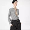 Gestreepte zijden blouse met contrasterende details Gestreepte zijden blouse met contrasterende details