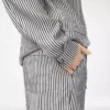 Gestreepte zijden pyjamashirt met biezen en geborduurd logo in dezelfde kleur Gestreepte zijden pyjamashirt met biezen en geborduurd logo in dezelfde kleur