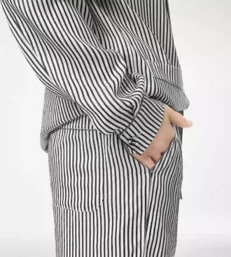 Gestreepte zijden pyjamashirt met biezen en geborduurd logo in dezelfde kleur