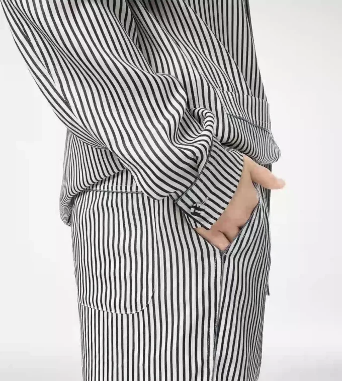 Gestreepte zijden pyjamashirt met biezen en geborduurd logo in dezelfde kleur Gestreepte zijden pyjamashirt met biezen en geborduurd logo in dezelfde kleur