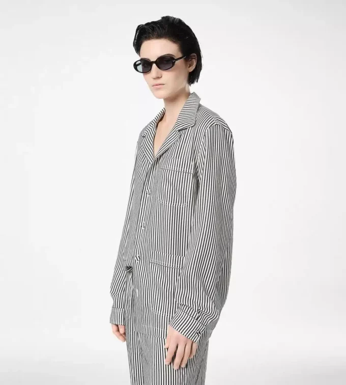Gestreepte zijden pyjamashirt met biezen en geborduurd logo in dezelfde kleur Gestreepte zijden pyjamashirt met biezen en geborduurd logo in dezelfde kleur