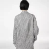 Gestreepte zijden pyjamashirt met biezen en geborduurd logo in dezelfde kleur Gestreepte zijden pyjamashirt met biezen en geborduurd logo in dezelfde kleur