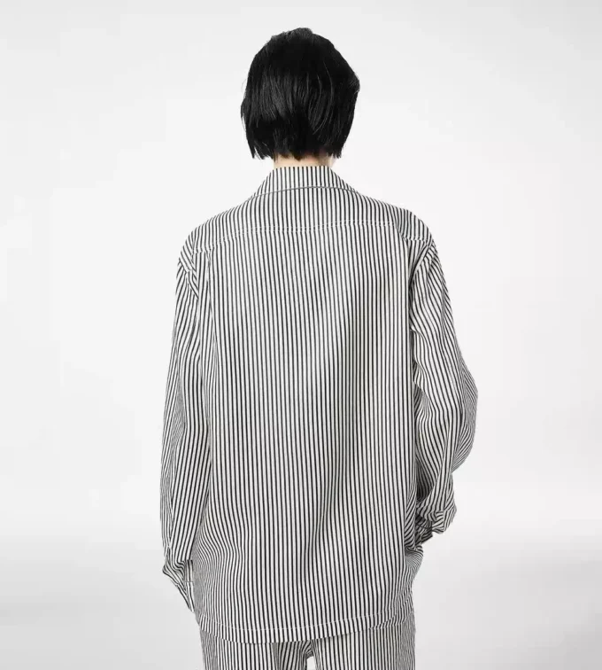 Gestreepte zijden pyjamashirt met biezen en geborduurd logo in dezelfde kleur Gestreepte zijden pyjamashirt met biezen en geborduurd logo in dezelfde kleur