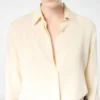 Gewassen zijden georgette shirt met ton-sur-ton geborduurd TF-logo