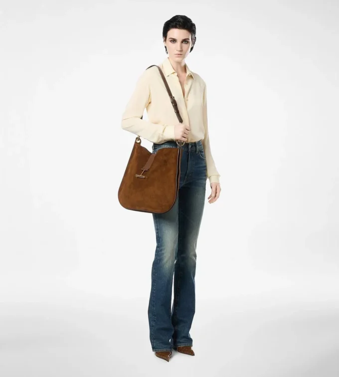 Gewassen zijden georgette shirt met ton-sur-ton geborduurd TF-logo