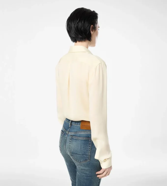 Gewassen zijden georgette shirt met ton-sur-ton geborduurd TF-logo
