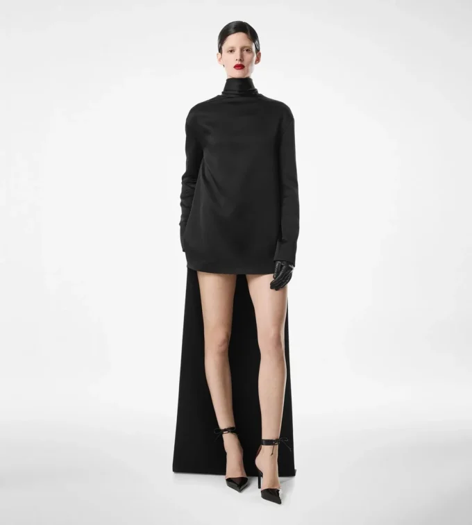 Glanzende crêpe cocktailjurk met hoge hals Glanzende crêpe cocktailjurk met hoge hals
