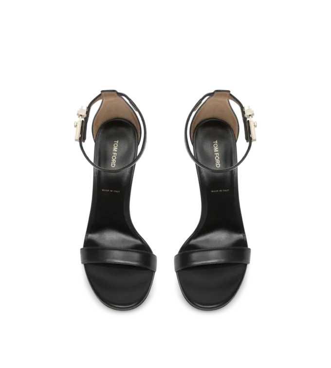 Glanzende leren sandalen met enkelbandje en T-gesp