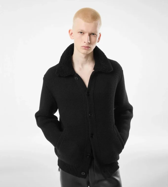 Kasjmier vest met schapenvachtkraag Kasjmier vest met schapenvachtkraag