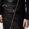 Knie-lange leren rok met diagonale ritssluiting Knie-lange leren rok met diagonale ritssluiting