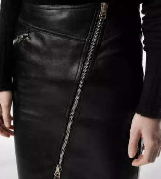 Knie-lange leren rok met diagonale ritssluiting