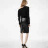Knie-lange leren rok met diagonale ritssluiting Knie-lange leren rok met diagonale ritssluiting