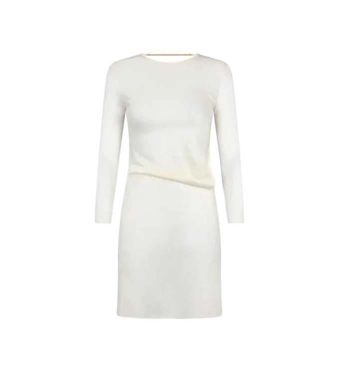 Korte jurk met uitsnijding en ketting sluiting