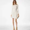 Korte jurk met uitsnijding en ketting sluiting