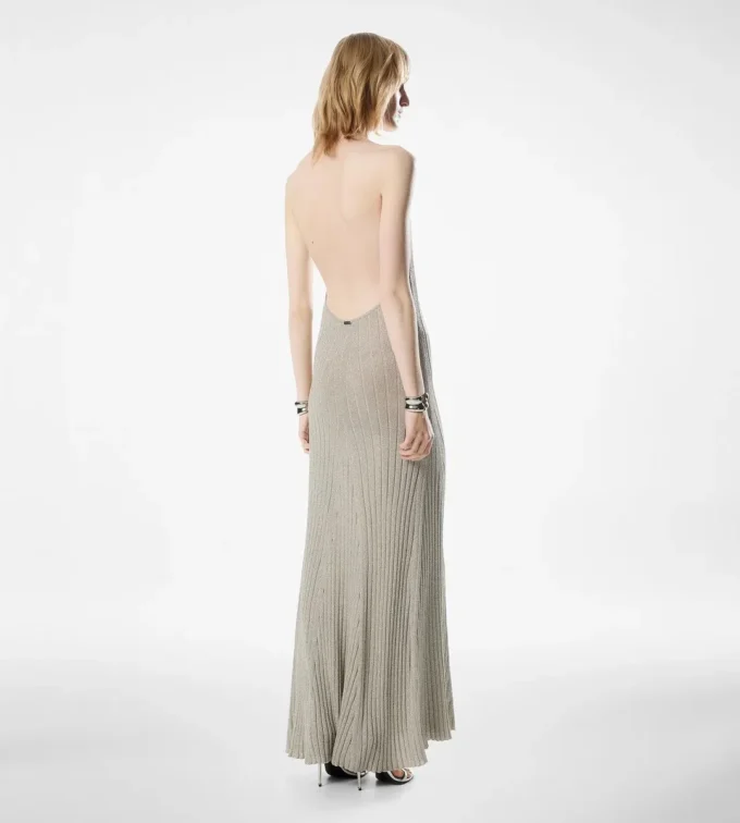 Lange halterjurk met open rug en Tom Ford metalen plaatje Lange halterjurk met open rug en Tom Ford metalen plaatje