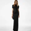 Lange jurk met uitsnijding en ketting sluiting Lange jurk met uitsnijding en ketting sluiting