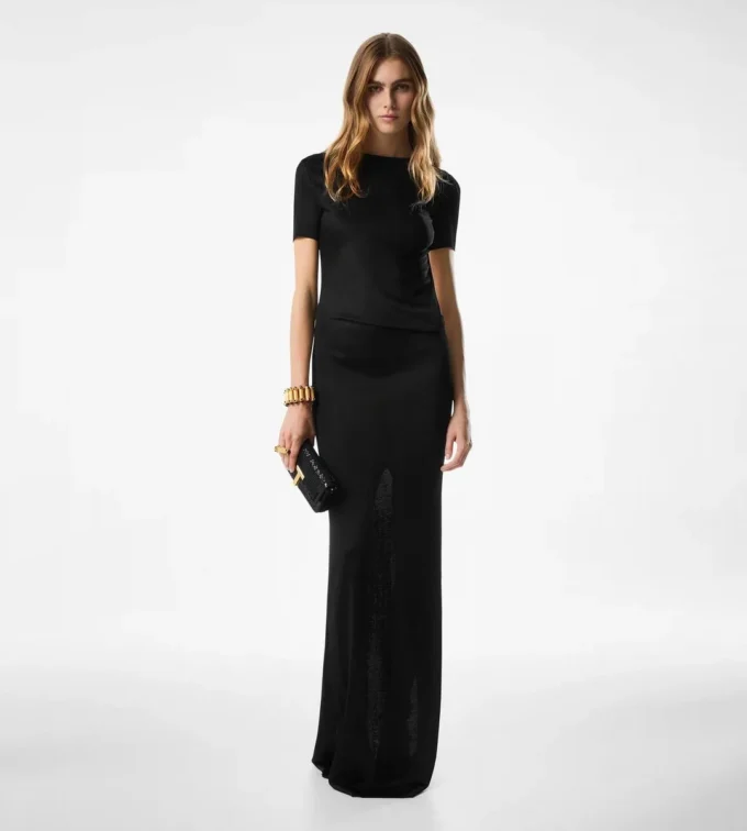 Lange jurk met uitsnijding en ketting sluiting Lange jurk met uitsnijding en ketting sluiting