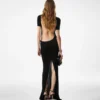 Lange jurk met uitsnijding en ketting sluiting Lange jurk met uitsnijding en ketting sluiting