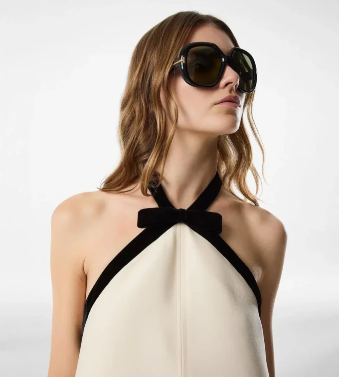 Mini-cocktailjurk met strikdetail Mini-cocktailjurk met strikdetail