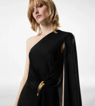 One-shoulder avondjurk met cape en Liza-hardware details