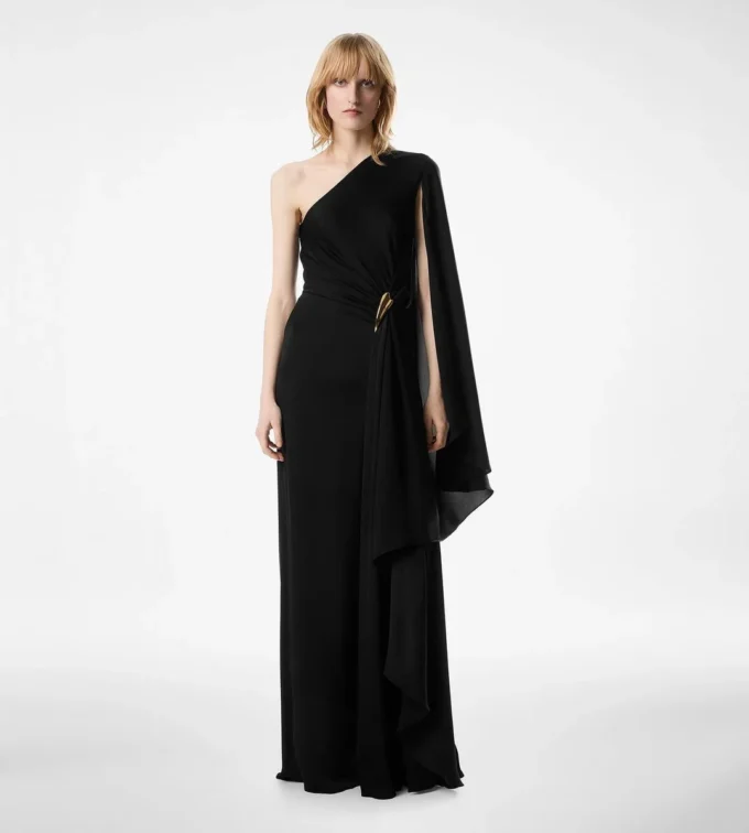 One-shoulder avondjurk met cape en Liza-hardware details One-shoulder avondjurk met cape en Liza-hardware details