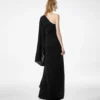 One-shoulder avondjurk met cape en Liza-hardware details One-shoulder avondjurk met cape en Liza-hardware details