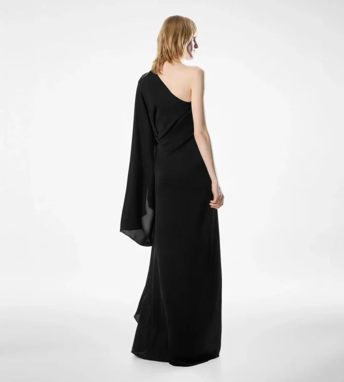 One-shoulder avondjurk met cape en Liza-hardware details One-shoulder avondjurk met cape en Liza-hardware details