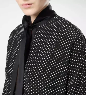 Polkadot zijden crêpe de chine lavallière tuniek met smokingdetails