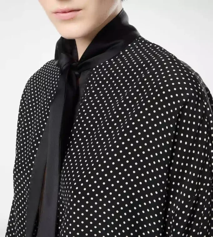 Polkadot zijden crêpe de chine lavallière tuniek met smokingdetails