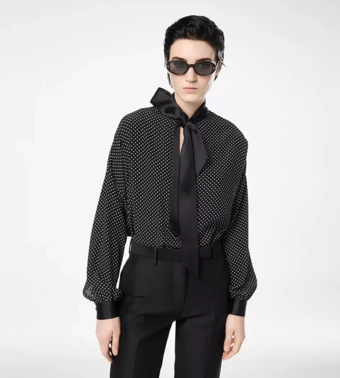 Polkadot zijden crêpe de chine lavallière tuniek met smokingdetails