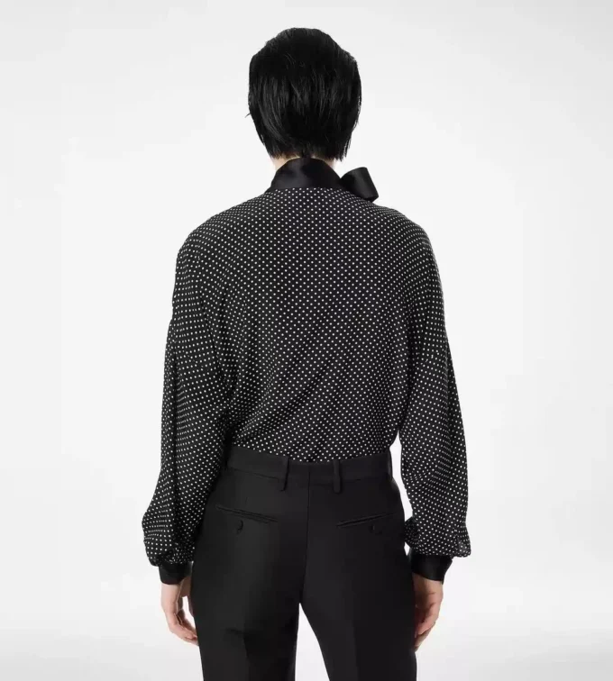 Polkadot zijden crêpe de chine lavallière tuniek met smokingdetails