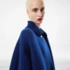 Sculpturale opera-jas met enkele knoopsluiting Sculpturale opera-jas met enkele knoopsluiting