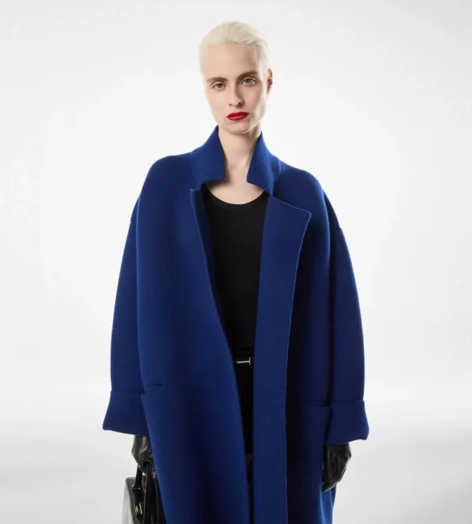 Sculpturale opera-jas met enkele knoopsluiting Sculpturale opera-jas met enkele knoopsluiting