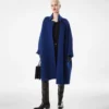Sculpturale opera-jas met enkele knoopsluiting Sculpturale opera-jas met enkele knoopsluiting