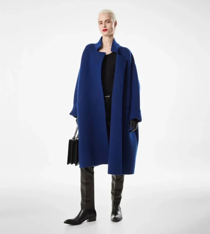Sculpturale opera-jas met enkele knoopsluiting Sculpturale opera-jas met enkele knoopsluiting