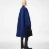Sculpturale opera-jas met enkele knoopsluiting Sculpturale opera-jas met enkele knoopsluiting
