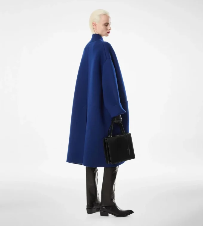 Sculpturale opera-jas met enkele knoopsluiting Sculpturale opera-jas met enkele knoopsluiting