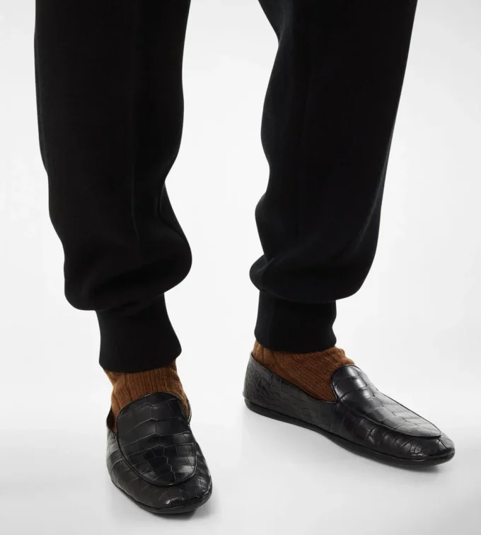 Slippers van gestempeld krokodillenfluweel Slippers van gestempeld krokodillenfluweel