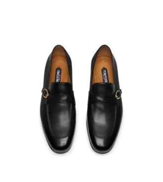 Soepele generfde lederen Gigi Twisted Band Buckle Loafer